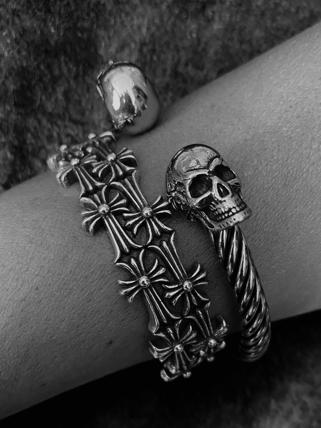 SKULL EMBRACE BANGLE