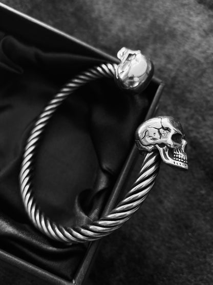 SKULL EMBRACE BANGLE